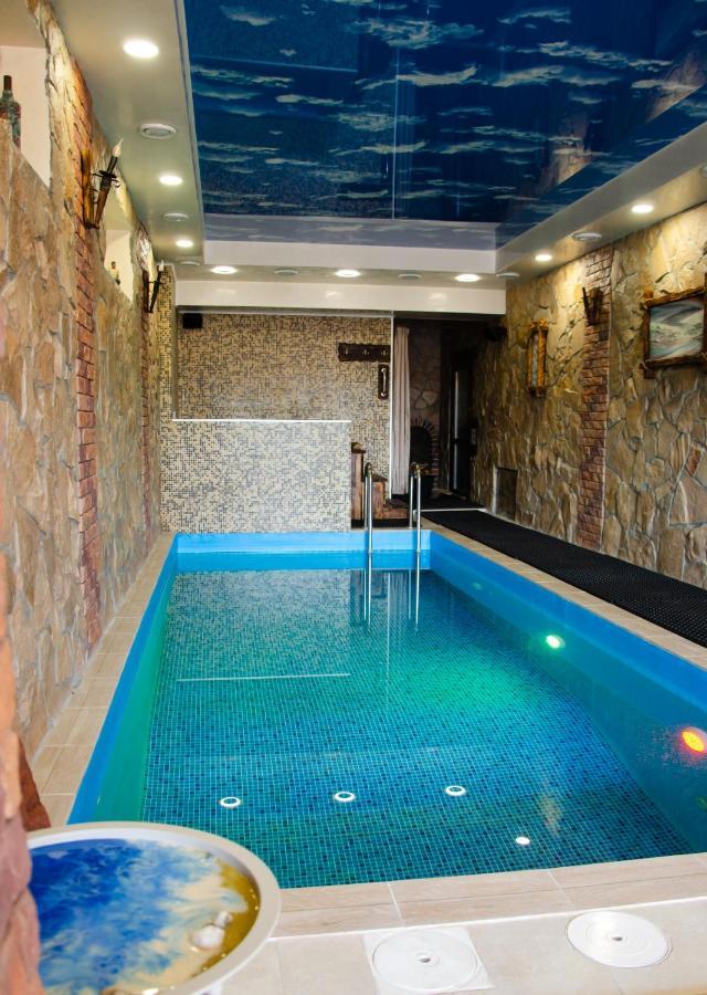 Relax Complex Hotel ボルィースピリ エクステリア 写真